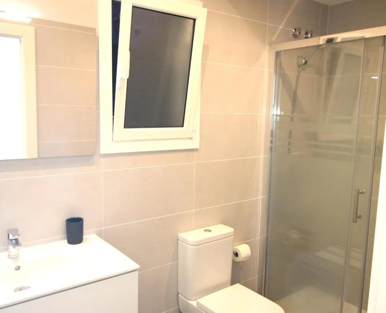 Bed & Breakfast Rooms Balmes Barcelona Spain