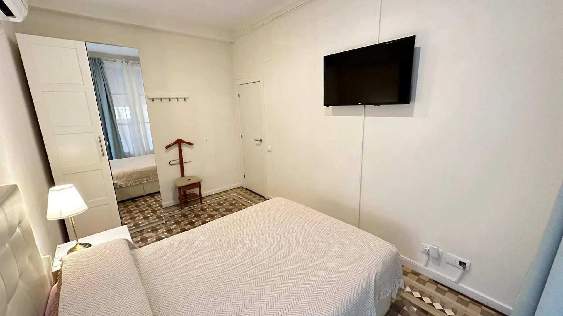 Bed & Breakfast Rooms Balmes Barcelona Spain